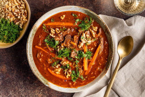 Georgische Rindfleischsuppe mit frischen Kräutern und Walnüssen
