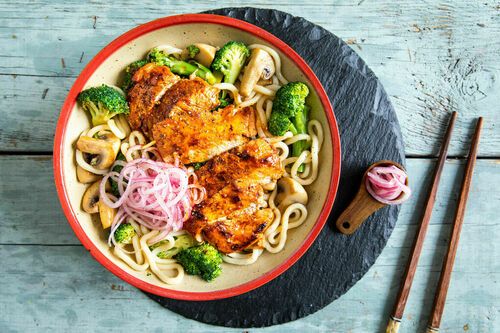 Schweinesteak mit Chili auf Udon-Nudeln mit Brokkoli und eingelegten Ingwer-Zwiebeln