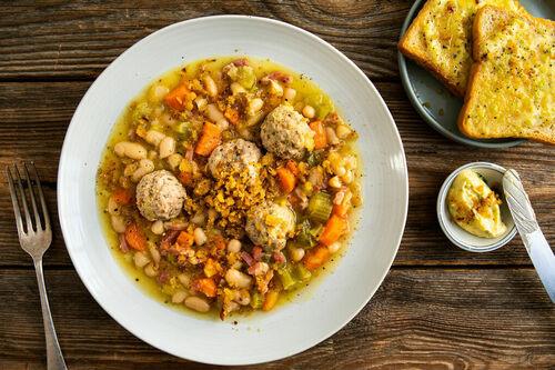 Cassoulet mit Schweinehackbällchen und knusprigem Rosmarin-Lauch-Toast