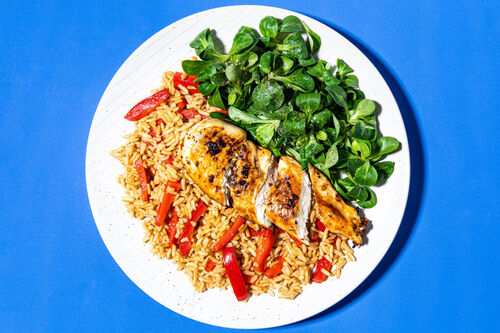 RS Chili-Hähnchen auf Paprikareis dazu frischer Feldsalat