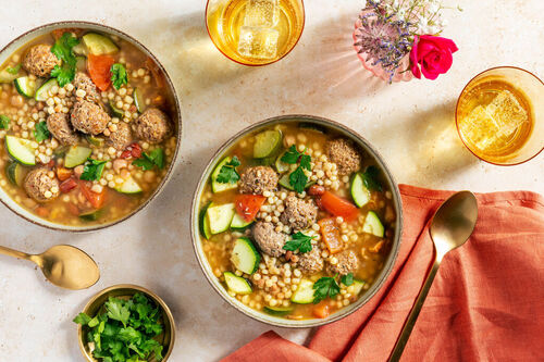 Minestrone mit Geflügelhackbällchen mit Zucchini, Tomaten und Petersilie