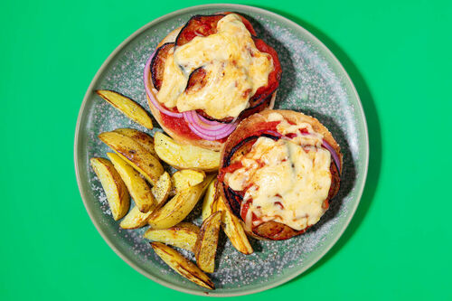 Überbackene Brötchen mit Auberginen in Tomatensauce, dazu Kartoffelspalten