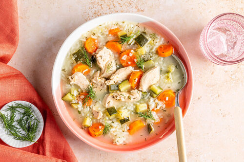 Reissuppe mit Bio-Huhn und Zucchini aromatisch mit Dill und Zitrone