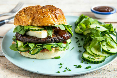 Veggie-Burger mit Bohnen und Feta mit Tomaten-Zwiebelmarmelade und Salat