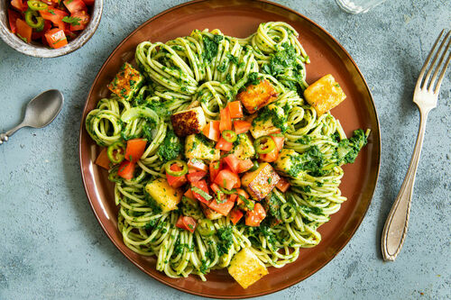 Palak-Paneer-Pasta mit Tomaten-Minze-Chutney