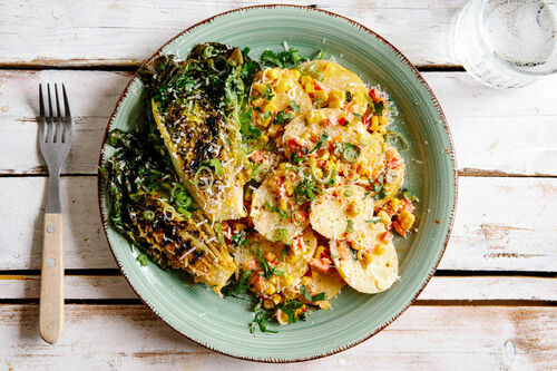 Mexikanischer Kartoffel-Mais-Salat mit gegrillten Romanaherzen und Limette