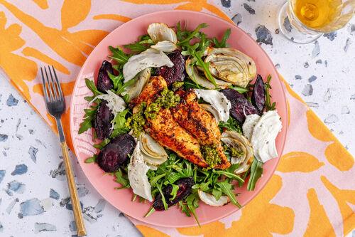 Saftiges Hähnchen und Ofengemüse auf Rucola mit Mozzarella und Pistazienpesto