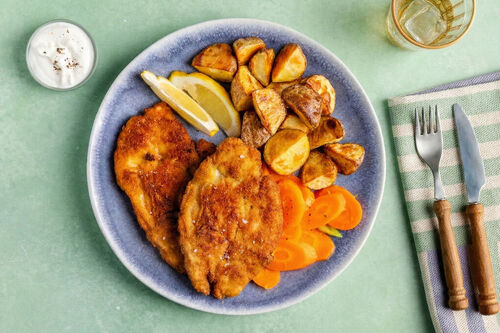 Knusprige Hähnchenschnitzel dazu Röstkartoffeln, Karotten und Sahne-Dip