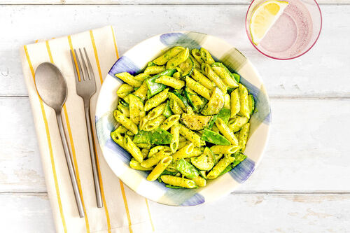 Pasta mit Kaiserschoten und Zucchini mit käsigem Spinat-Walnuss-Pesto