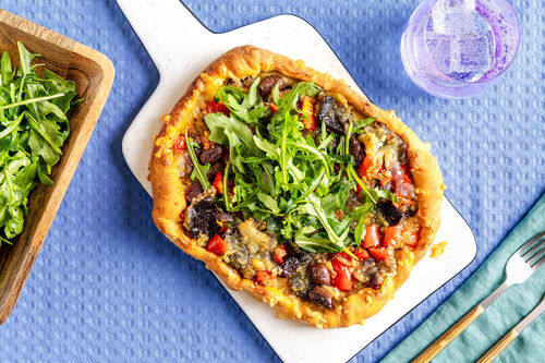 Vegetarische Pide mit Auberginencreme herzhaft belegt mit Paprika, Oliven & Rucola