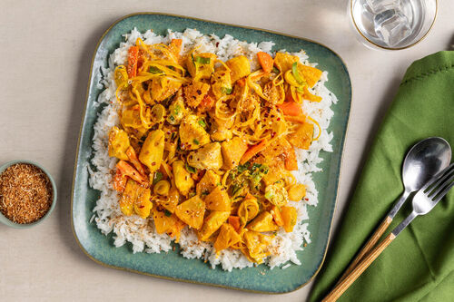 Indisches Curryhähnchen mit Ananas und Gemüse, dazu Reis