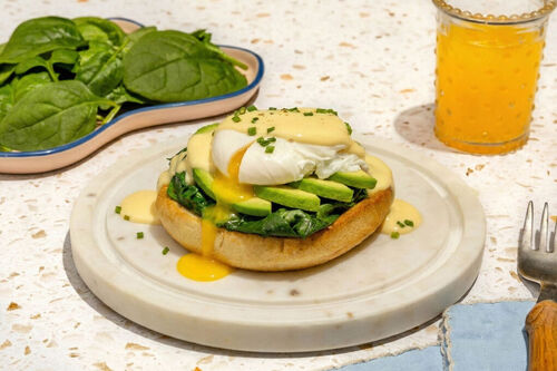 Croque Benedict mit Avocado und Babyspinat