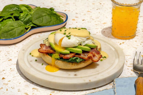 Croque Benedict mit Bacon mit Avocado und Babyspinat