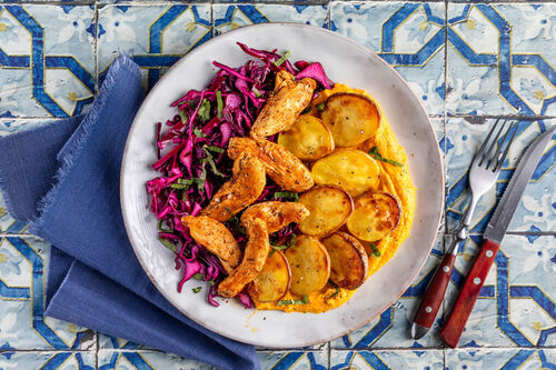 Gyros-Hähnchen mit Karotten-Tahini-Creme an Ofenkartoffeln und Rotkohlsalat
