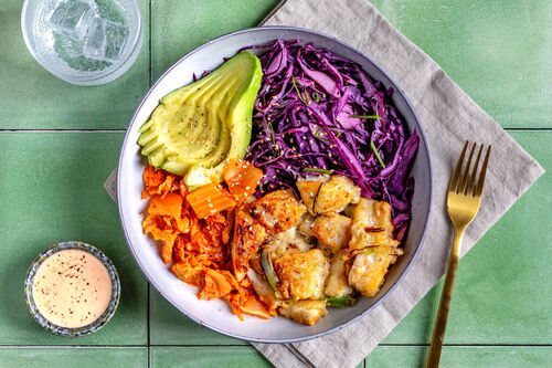Knusprige Alaska-Seelachs-Bowl mit Avocado mit Kimchi und Rotkohl-Slaw