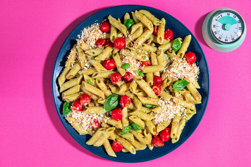 Pasta mit frischem Avocado-Pesto aromatisch mit Basilikum und Kirschtomaten