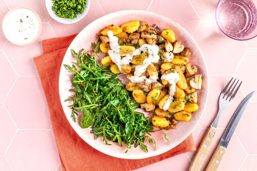 Schnelle Gnocchi-Champignon-Pfanne serviert mit Limetten-Creme und Rucolasalat