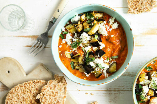 Auberginenragout mit Feta dazu knusprige Vollkornpitas