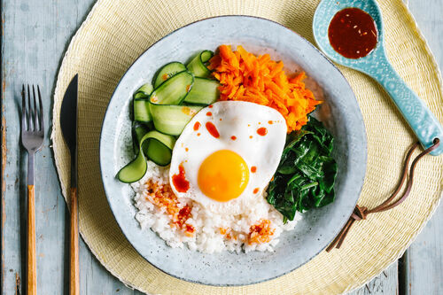 Bibimbap mit Spiegelei und dreierlei Gemüse