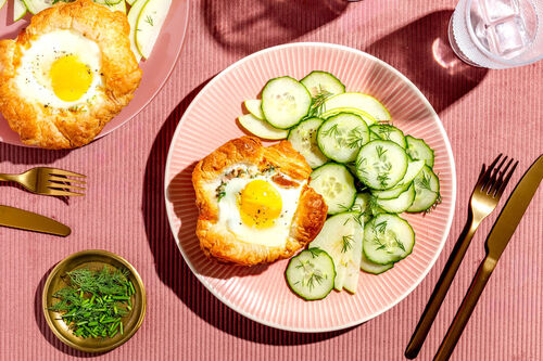 Brunch-Törtchen mit Lachs und Ei dazu Gurken-Apfel-Salat mit Dill