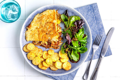 Getrüffeltes Käse-Zwiebel-Omelett dazu Röstkartoffeln und Wildkräutersalat