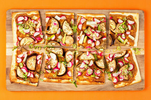 Knuspriger Flammkuchen Asia-Style mit Cashew-Creme, Auberginen und Radieschen