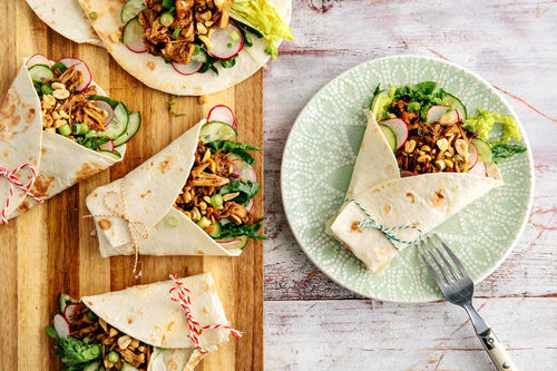 Hoisin-Jackfrucht-Wraps mit knackigem Salat und Erdnüssen