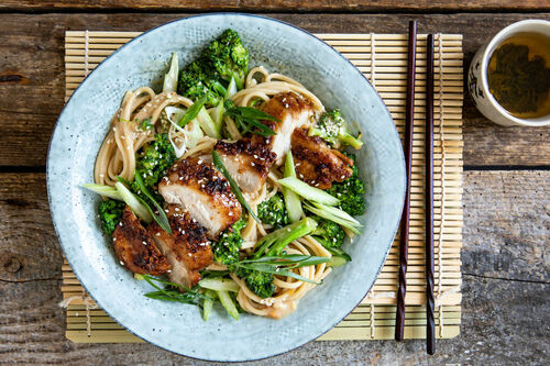 Karamellisiertes Hähnchenfilet auf Erdnuss-Udon-Nudeln mit Brokkoli