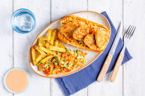 Fischnugget-Sandwich mit Kartoffelwedges dazu saftiger Gurken-Karotten-Slaw