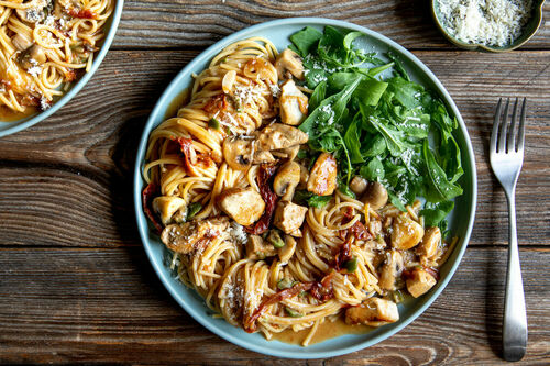 One-Pot-Hähnchen-Pasta mit Pilzen und Rucola