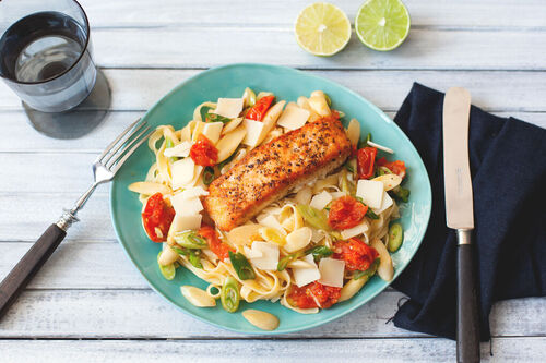 RS Lachsfilet auf Spargel-Pasta fruchtig-fein mit Kirschtomaten und Limette