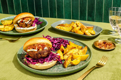 Camembert-Pilz-Burger mit Schalotten dazu Coleslaw und getrüffelte Ofenkartoffeln