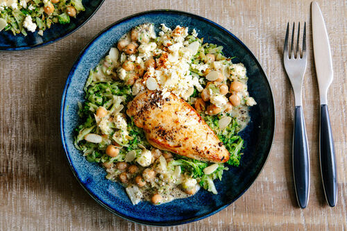 Hähnchenbrustfilet Low Carb mit Kichererbsen, Brokkoli und Feta