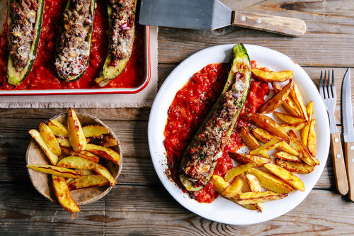 Gefüllte Zucchini mit Rind in Tomatensugo mit Ofenkartoffeln