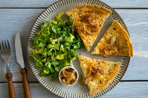 Feine Käsequiche mit Speck und geschmorten Zwiebeln