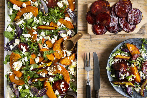 Chorizo und Feta mit gebackenem Kürbis als Wintersalat mit Rucola und Zitrone