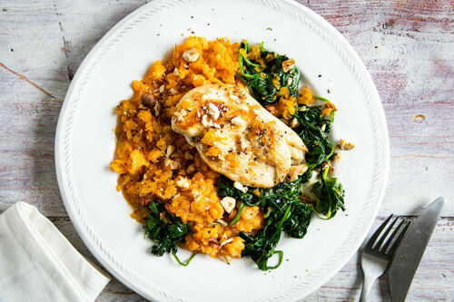 Hähnchen mit Safran und Haselnüssen an Knoblauchspinat und Süßkartoffelstampf