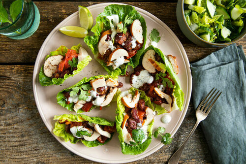 Salat-Schiffchen mit geräuchertem Huhn und Kidneybohnen, dazu Salat und Dip
