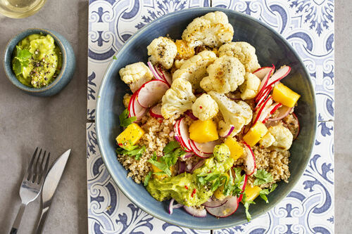 Blumenkohl und Mango Ceviche-Style auf Quinoa mit Guacamole