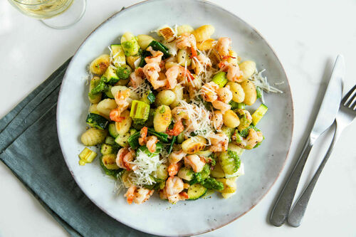 Garnelen-Gnocchi-Pfanne mit Pesto und Zucchini