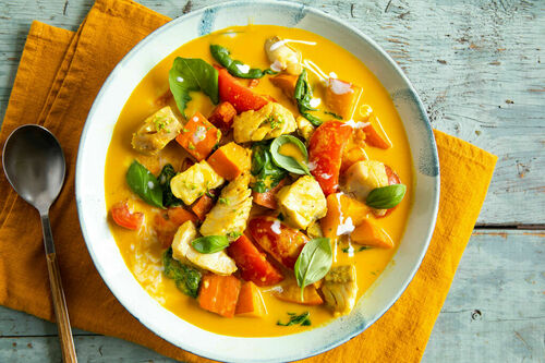 Gelbes Curry mit Seelachs und Kürbis Low Carb mit Spinat und Thai-Basilikum