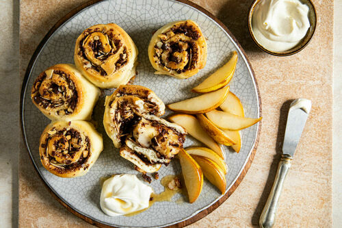 Süße Schoko-Nuss-Schnecken mit Crème fraîche und karamellisierten Birnen