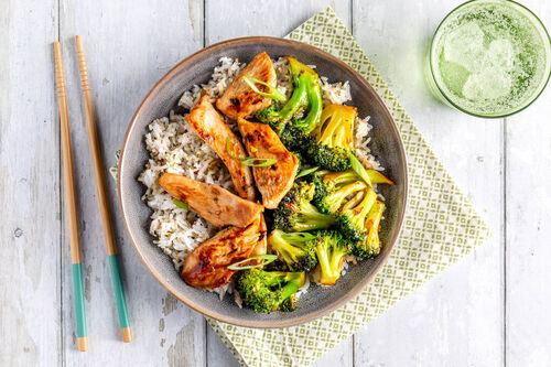 Teriyaki-Hähnchen auf Poké-Reis mit knackigem Brokkoli und Sesamöl