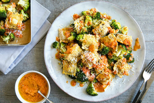 Brokkoli-Tortelli-Gratin mit frischer Tomatensauce