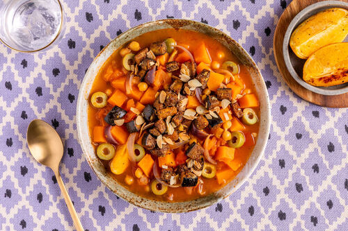 Auberginen-Süßkartoffel-Ragout mit getrockneten Datteln und Oliven