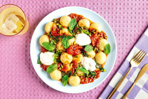 Käse-Gnocchi und Minze mit pikanter Tomatensauce und Knofi-Joghurt