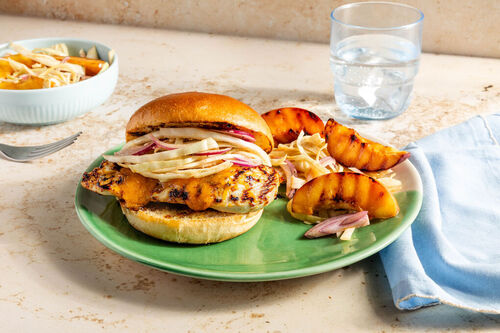 Honey-Mustard-Hähnchenburger mit Cheddar-Melt dazu Coleslaw mit gegrillter Nektarine