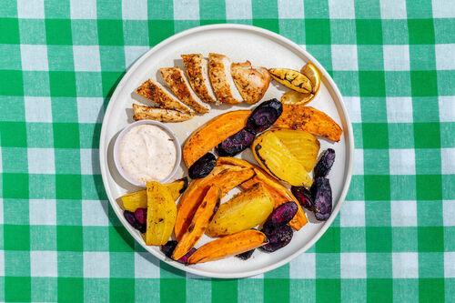 Würzige Hähnchenfilets mediterrane Art mit Röstgemüse, Feta und aromatischer Aioli