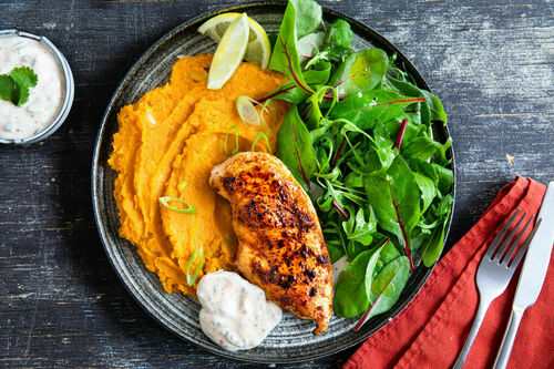 Harissa-Hähnchenfilet mit Joghurtdip dazu Süßkartoffel-Ingwer-Stampf und Salat