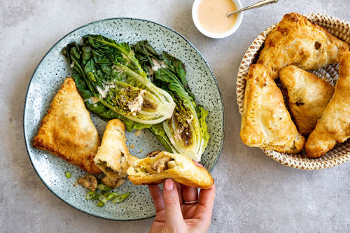 Champignon-Käse-Teigtaschen mit gebratenem Salat und rauchigem Dip